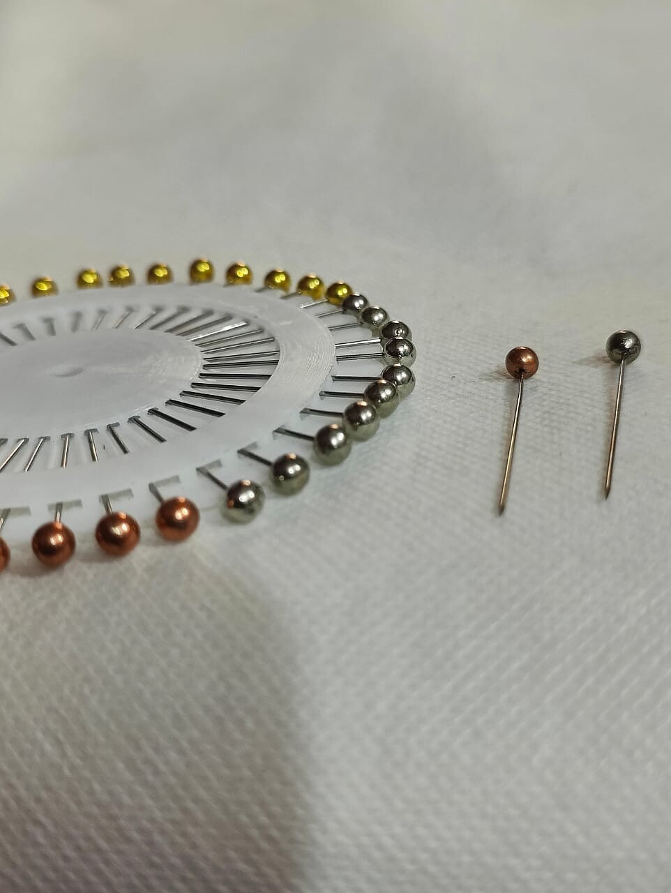 PIN SKARF (BSRQ) GOLDEN MEDIUM